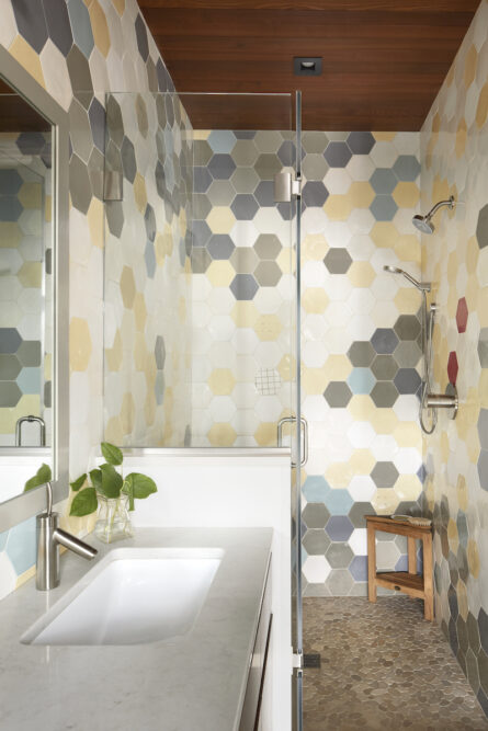 bathroom-hexagon-wall-art-tiling-geometric-wall-pattern