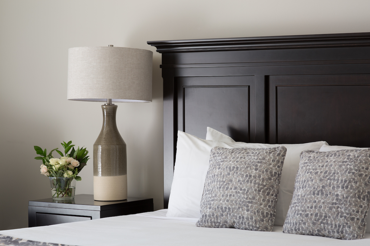 bedroom-design-black-headboard-nightstand-lamp-flowers