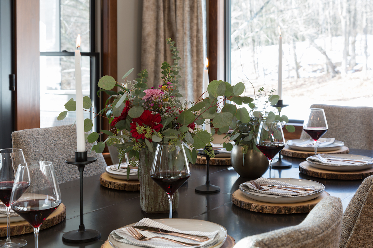 dining-table-settings-flowers-wine-glasses