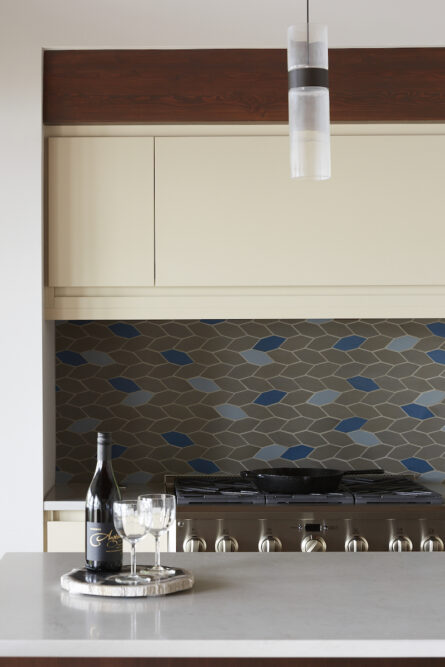 kitchen-interior-design-geometric-backsplash