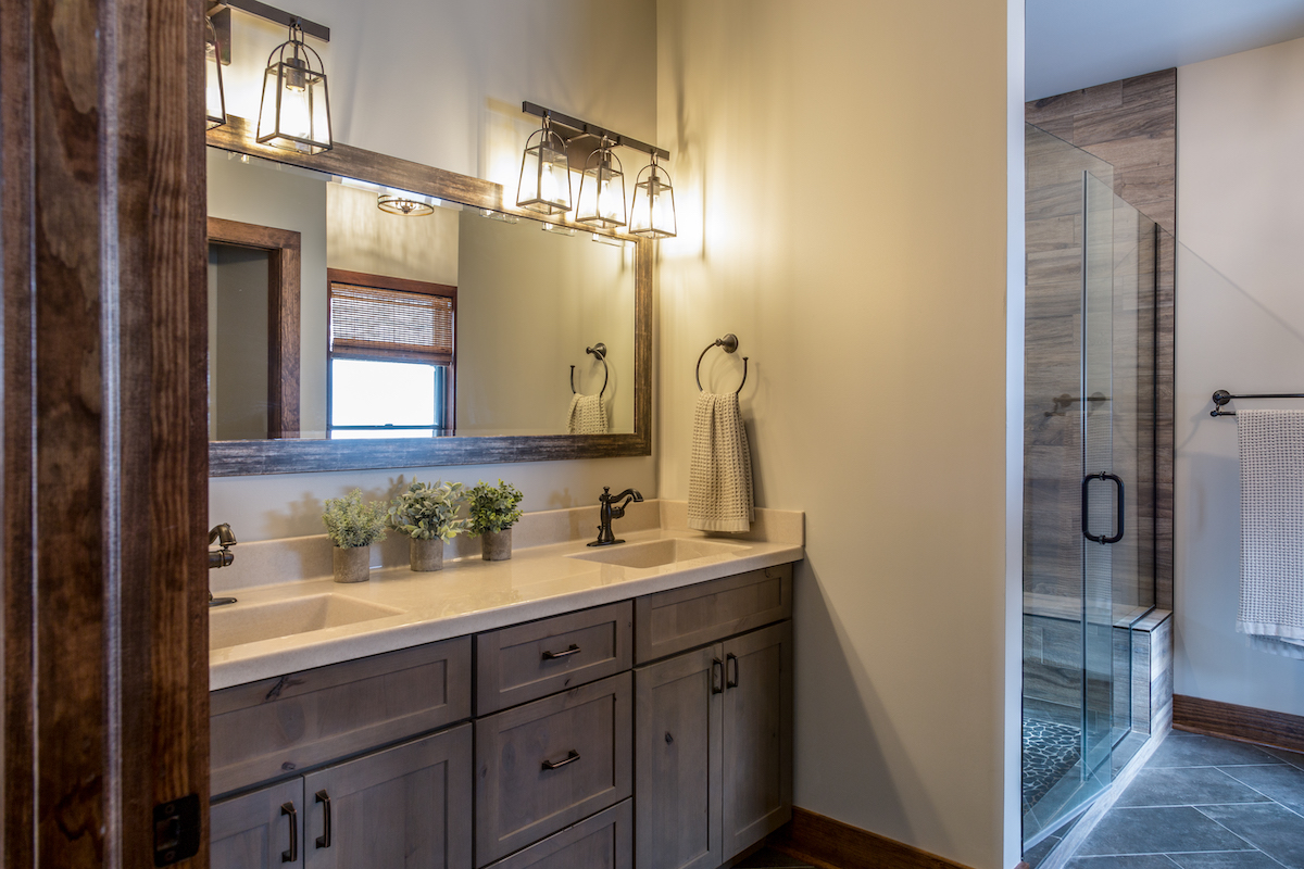 primary-bathroom-interior-design-vanity-lighting