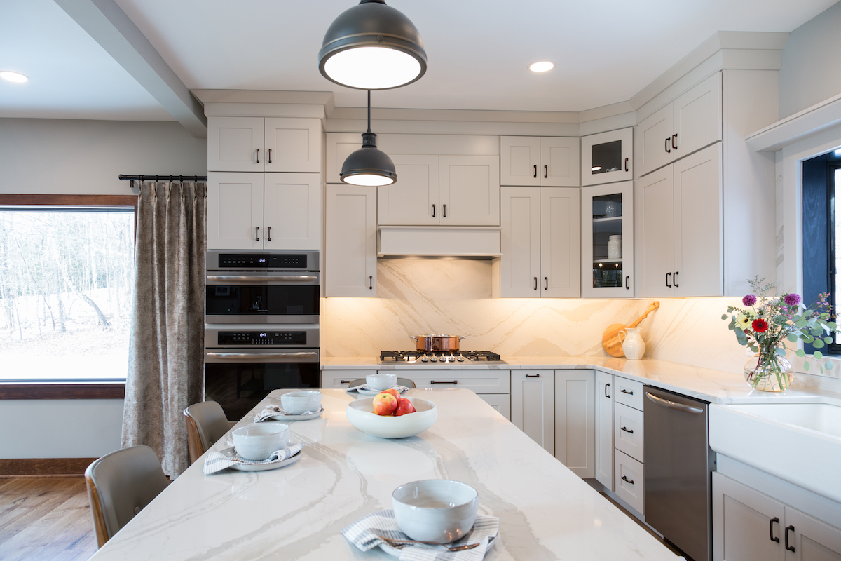 white-marble-kitchen-island-white-cabinets-kitchen-design
