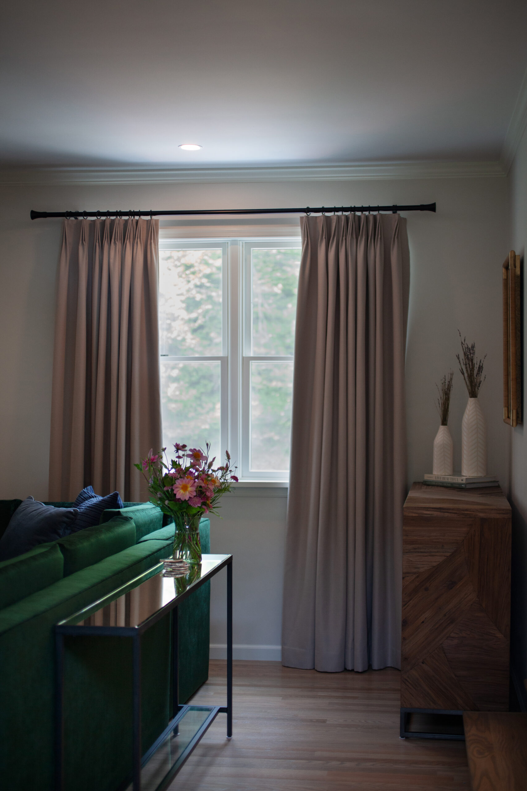 08_24_stephens_livingroom_by_andrea_killam-6